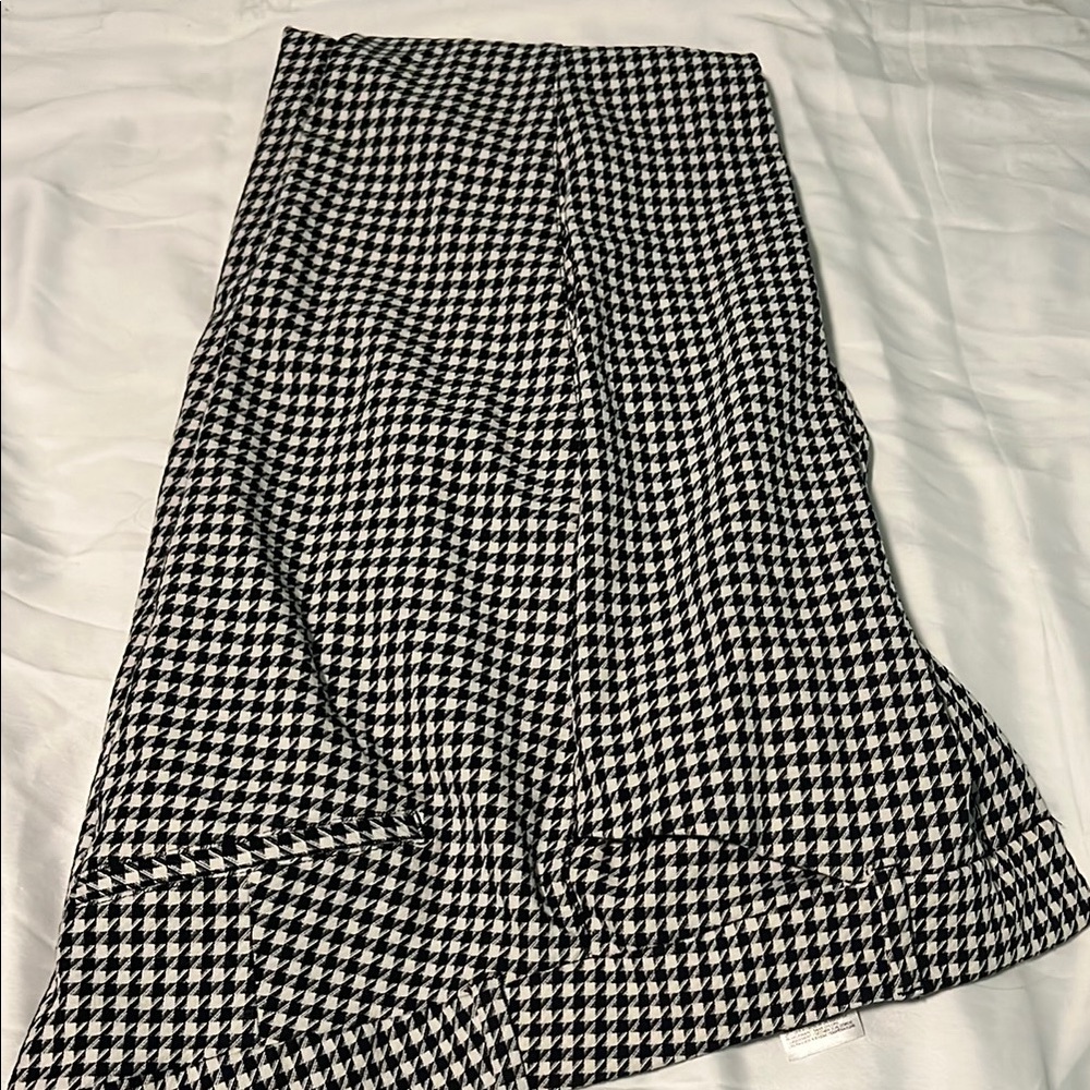Old Navy Black and White Houndstooth Pixie Pants